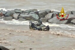 Climate: Flood waters drag cars into sea near Catania