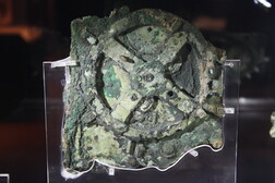 La macchina di Anticitera, conservata nel Museo archeologico nazionale di Atene (fonte: Mark Cartwright CC BY NC-SA)