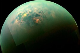 La luce del Sole riflessa sui laghi di metano, nell'area del Polo Nord di Titano. La foto è della sonda Cassini (fonte: NASA/JPL-Caltech/University of Arizona/University of Idaho)