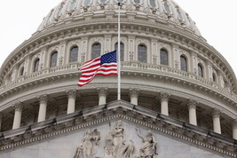 La bandiera americana sventola sul Campidoglio