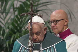 Il Papa in raccoglimento davanti alla Cattedra di San Pietro