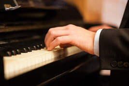 Un concerto con una mano sola per la ricerca sul Parkinson