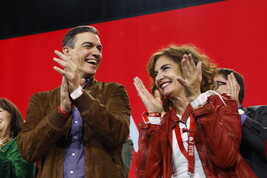 Il premier Pedro Sanchez e la ministro Maria Jesus Montero