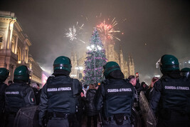 Polizia in piazza in piazza Duomo a Capodanno a Milano a Capodanno