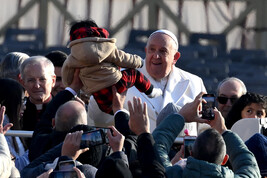 Il Papa in piazza per l'udienza generale, 4 bambini sulla 'jeep'