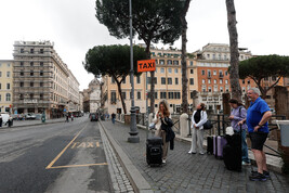 Persone in attesa in un taxi