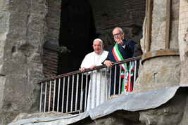 Il Papa e Gualtieri si affacciano sui Fori romani