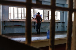 Un detenuto in carcere