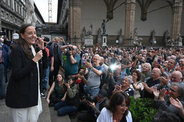 Funaro festeggia in piazza Signoria, 'vittoria di tutti noi'