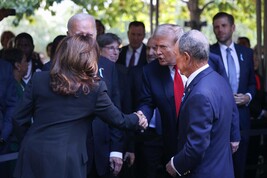 Kamala Harris e Donald Trump si stringono la mano a Ground Zero