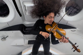 La violinista Sarah Gillis suona il violino a bordo della navetta Crew Dragon (fonte: Polaris Program via X)