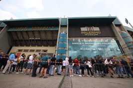 La camera ardente di Totò Schillaci allo stadio Barbera, Palermo