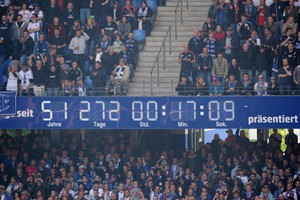 Amburgo-Schalke 04, un orologio indica il periodo di tempo trascorso da quando l'Amburgo e' in Bundesliga (ANSA)