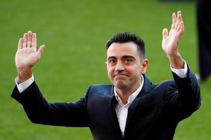 Xavi firma per il Barcellona (ANSA)