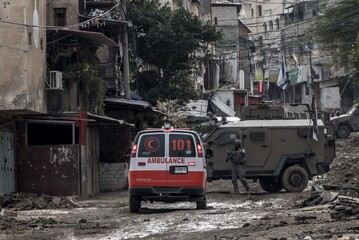 Decine di coloni attaccano le case dei palestinesi in Cisgiordania