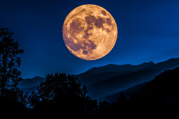 La Superluna del novembre 2016 fotografata dall'India (fonte: Alok Kumar da Wikimedia)