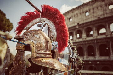 Elmetto romano con lo sfondo del Colosseo foto iStock.