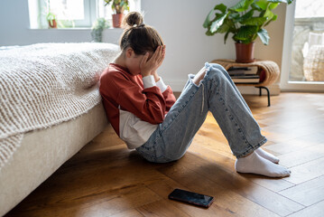 Una adolescente si copre il viso foto iStock.