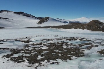 La superficie ghiacciata del lago Enigma con le Northern Foothills sullo sfondo (fonte: Programma Nazionale di Ricerche in Antartide - PNRA, grant n. PNRA16_00121 'Enigma')