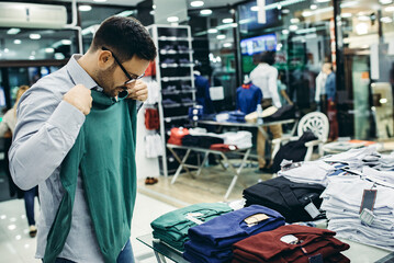 Un giovane fa shopping foto iStock,.
