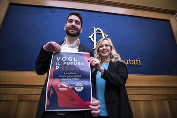 Giorgia Meloni con il presidente di Gioventù Nazionale Fabio Roscani in una foto del 2018