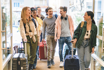 Un gruppo di giovani in vacanza foto iStock.