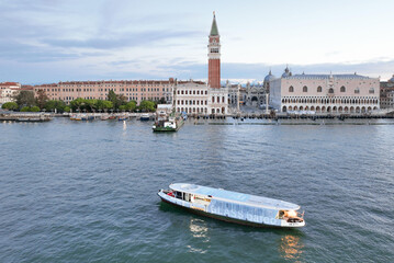 Al via 'glass bateo', mostra itinerante per i canali di Venezia