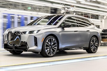 Bmw, parte la produzione della iX 2025 a Dingolfing