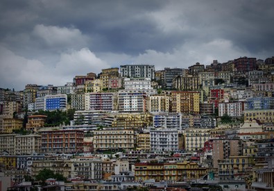 Panoramica di palazzi e case a Napoli (ANSA)