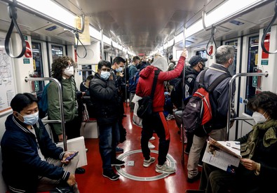 Covid: Passeggeri in metropolitana a Milano (ANSA)