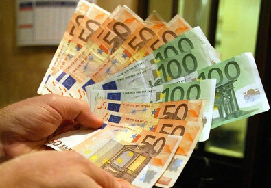 Un'immagine di archivio di banconote di cinquanta e cento euro (ANSA)
