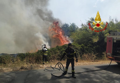 Vasto rogo nell'Oristanese, evacuate case a Santu Lussurgiu (ANSA)