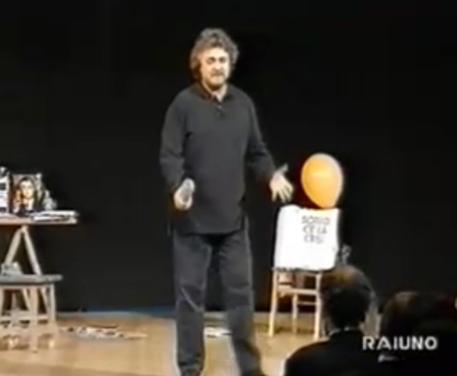 Frame del Beppe Grillo show, trasmesso in prima serata su Rai 1 dal Teatro delle Vittorie di Roma il  25 novembre e il 2 dicembre 1993 © ANSA