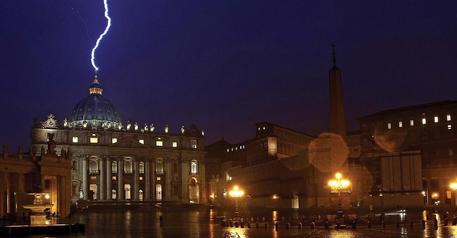 Un fulmine colpisce la cupola di San Pietro durante un temporale, nel giorno dell’annuncio delle dimissioni di Benedetto XVI © ANSA