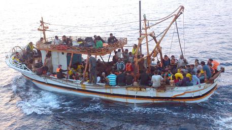 Un barcone di profughi soccorso a Siracusa © ANSA 