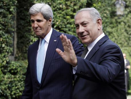 Kerry (sinistra) e il premier israeliano Netanyahu © EPA