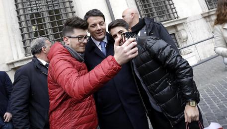 Un selfie con il Premier a Piazza Colonna © ANSA