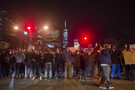 Manifestanti che bloccano la West Side Highway © EPA