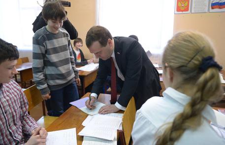 Medvedev visita una scuola in Crimea © EPA
