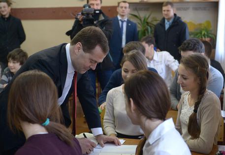 Il premier russo Medvedev visita la Crimea © EPA