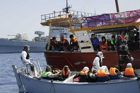 Nave marina militare soccorre migranti nel mar Mediterraneo © ANSA