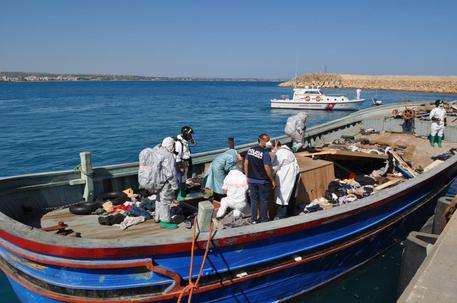 Immigrazione: 45 morti su motopesca, fermati altri 2 scafisti © ANSA