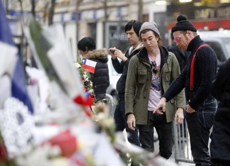 Gli Eagles of Death Metal davanti al Bataclan © AP