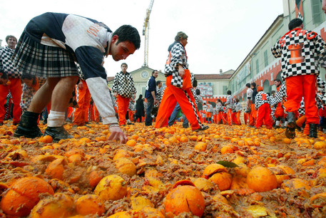 Ivrea battle of oranges 'general' sacked - English 