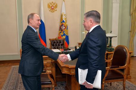 Il presidente Russo Vladimir Putin (sinistra) stringe la mano al presidente  della Corte suprema Viaceslav Lebedev (destra) durante un incontro sulla riforma del sistema giudiziario nella residenza di Novo-Ogaryovo nei pressi di Mosca il 13 marzo 2015 © AP