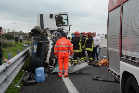 incidente sulla ss 131 disagi a traffico sardegna ansa it