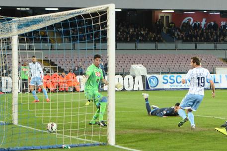 Senad Lulic (d) segna il gol del decisivo 1-0 per la Lazio contro il Napoli, che qualifica i biancocelesti alla finale di Coppa Italia © ANSA