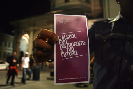 Vigili consegnano dei volantini per spiegare l'ordinanza del divieto anti alcool per i minori di 16 anni alle Colonne di San Lorenzo il 20 luglio 2009 a Milano © ANSA 