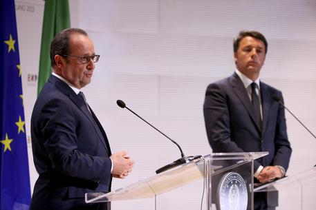 Matteo Renzi con Francois Hollande (archivio) © ANSA