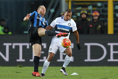 Il difensore dell'Atalanta Andrea Masiello (s) lotta per il possesso palla con l'attaccante dell'Inter Jonathan Biabiany durante la partita del campionato di serie A Atalanta - Inter allo Stadio Atleti Azzurri d'Italia di Bergamo, 16 gennaio 2016 © ANSA